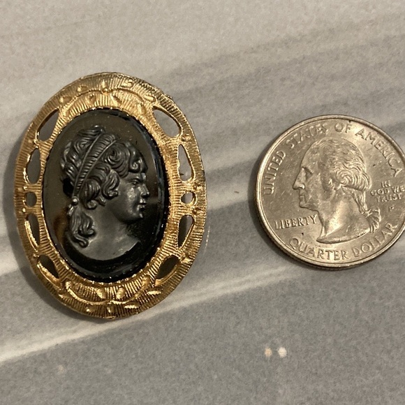 Vintage Black Cameo in Gold Pin Frame - Picture 2 of 6